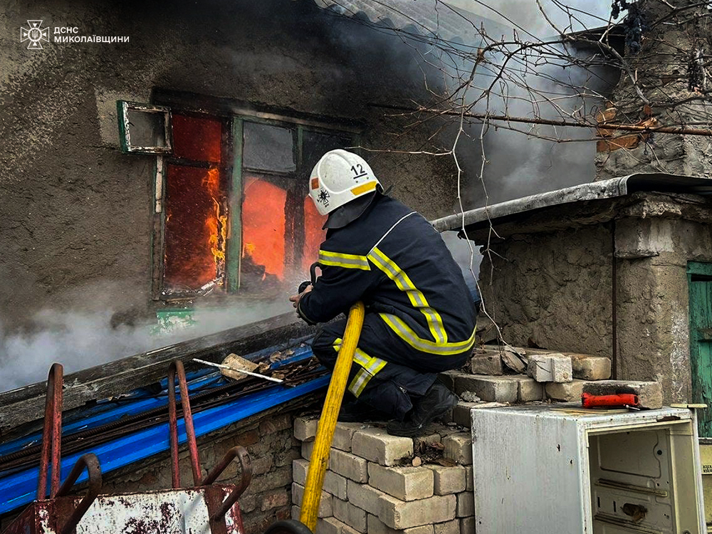 Вогнеборці Миколаївщини врятували чоловіка під час гасіння пожежі у Вознесенську (ФОТО) 6