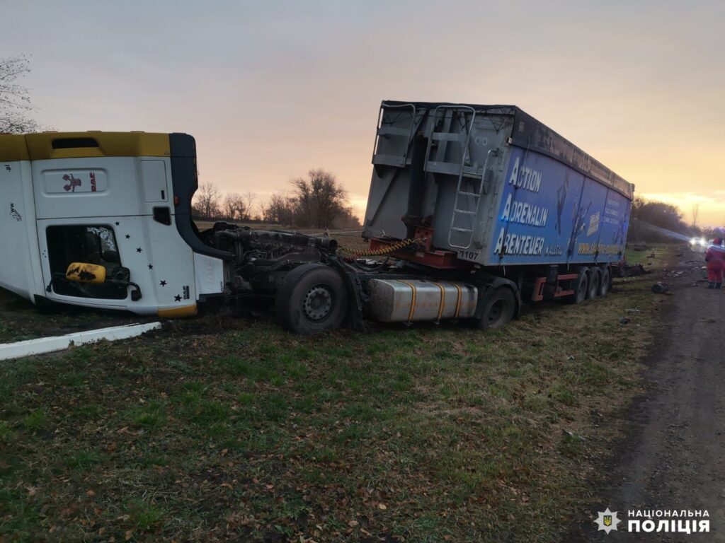 У ДТП з фурою на Миколаївщині загинув водій легковика (ФОТО) 6