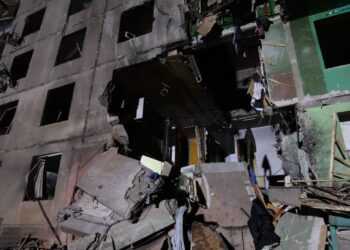 Ворог скинув бомби на Харків, одна влучила у 12-поверхівку (ФОТО, ВІДЕО)