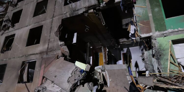 Ворог скинув бомби на Харків, одна влучила у 12-поверхівку (ФОТО, ВІДЕО)