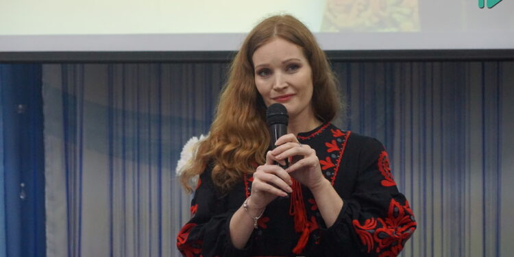 «Від руїн до відродження»: у Миколаєві відкрили виставку Дарії Пінчук і розіграли картину з автографом Кіма (ФОТО)