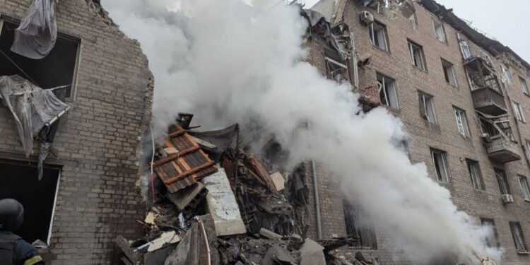 Внаслідок удару по Кривому Рогу вже відомо про 7 постраждалих, зокрема, двох дітей, – Зеленський (ФОТО)