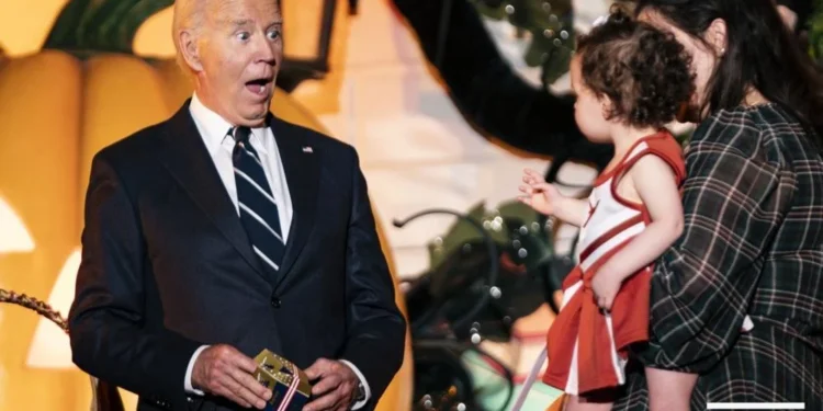 На геловінській вечірці у Білому домі Байден покусав дітей (ФОТО, ВІДЕО)