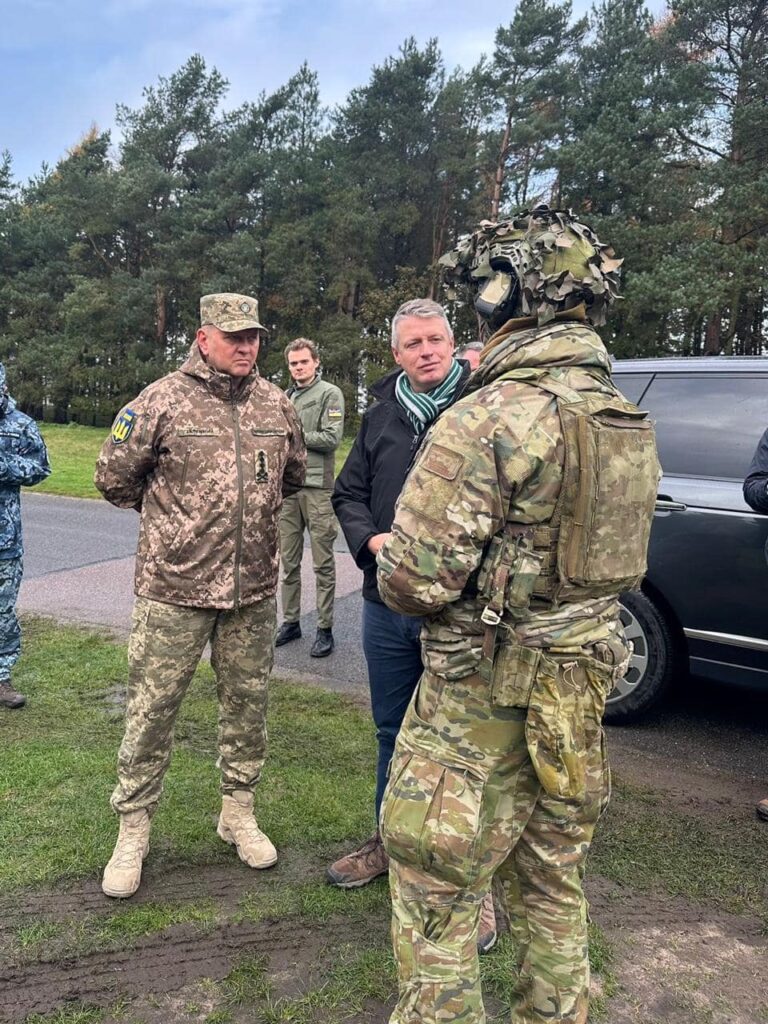 Залужний відвідав українських солдатів в Британії. Що він сказав їм, що вони сказали йому (ФОТО) 4