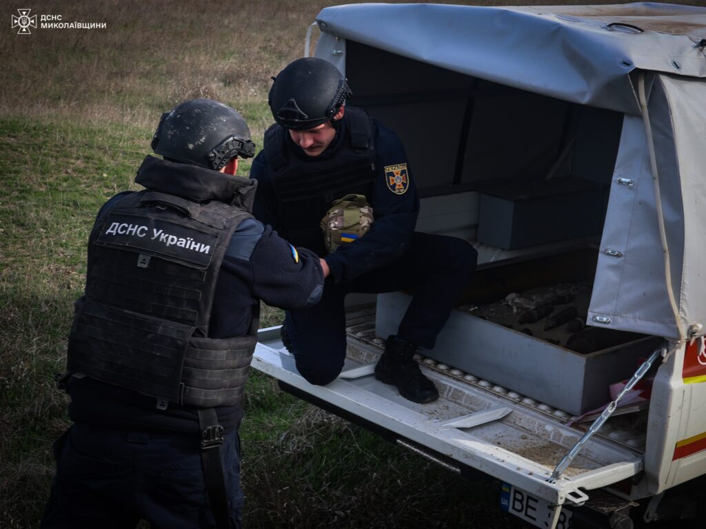 На одному з полів Миколаївщини піротехніки вилучили 19 різнокаліберних боєприпасів (ФОТО) 8