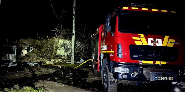 Ворог знову вночі атакував Одесу – там руйнування, пожежі, постраждалі (ФОТО, ВІДЕО)
