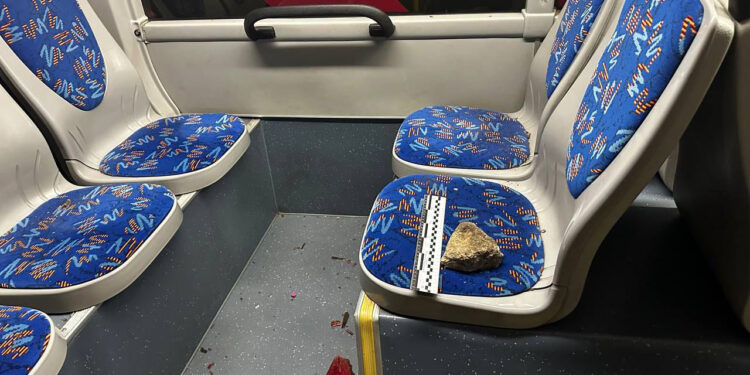 У Миколаєві невідомий пошкодив тролейбус, поліція розшукує свідків (ФОТО)