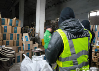 У Миколаєві затримали підприємця та волонтерів, які продавали гуманітарну допомогу (ФОТО)