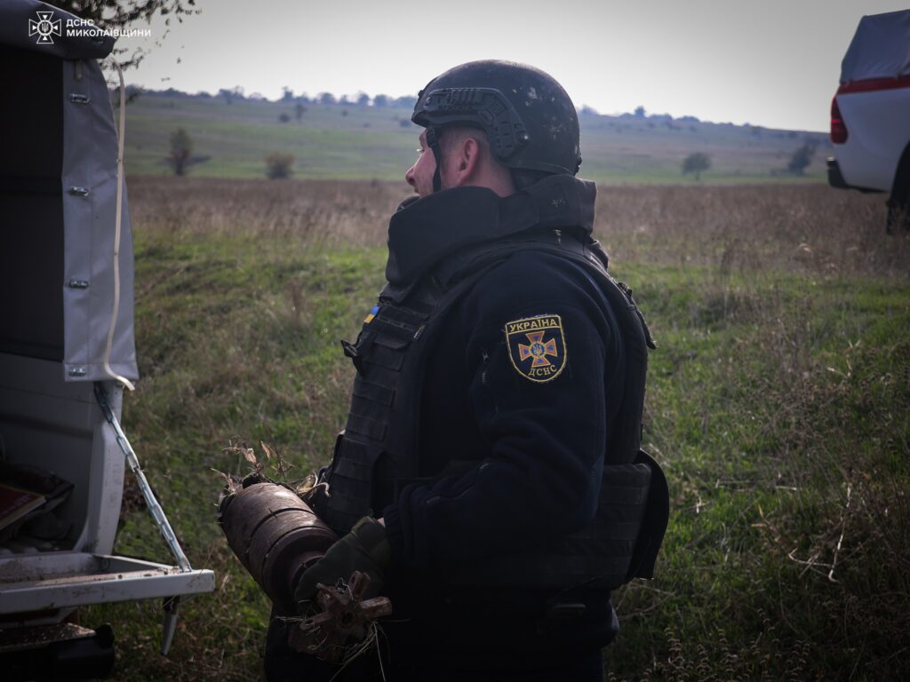 На одному з полів Миколаївщини піротехніки вилучили 19 різнокаліберних боєприпасів (ФОТО) 10