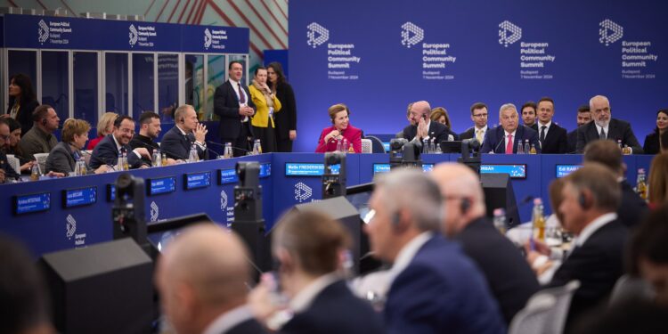 Виявом слабкості чи торгівлею не можна купити справедливий мир, – Зеленський в Будапешті (ФОТО)