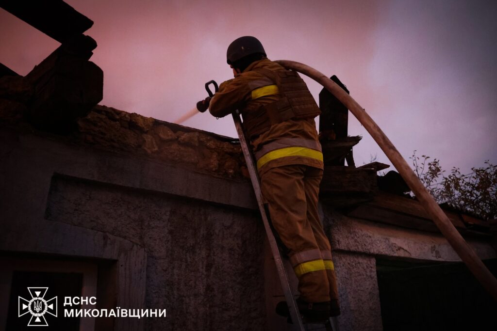 Рятувальники показали наслідки вечірньої ракетної та ранкової дронової атаки росіян на Миколаїв (ФОТО, ВІДЕО) 10