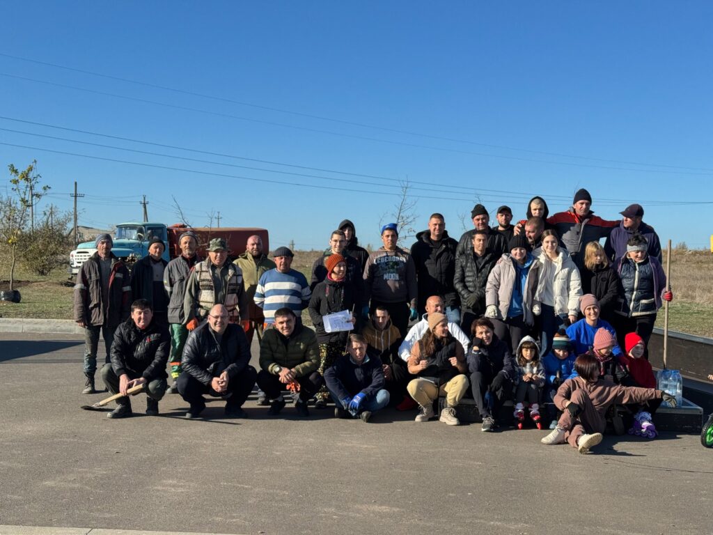 Студенти Миколаївського будівельного коледжу висадили у Тернівці новий сквер (ФОТО) 12