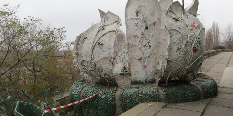 У Миколаєві демонтували металеву скульптуру на Набережній, відому як «Капуста» (ФОТО)