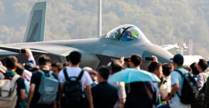 Китай представив винищувач-невидимку J-35, і тепер конкурує із США