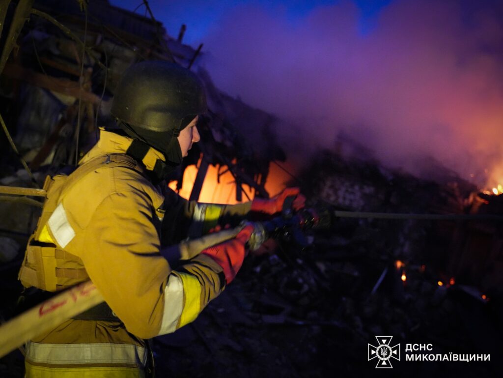 Рятувальники показали наслідки вечірньої ракетної та ранкової дронової атаки росіян на Миколаїв (ФОТО, ВІДЕО) 14