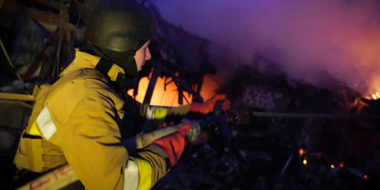 Рятувальники показали наслідки вечірньої ракетної та ранкової дронової атаки росіян на Миколаїв (ФОТО, ВІДЕО)