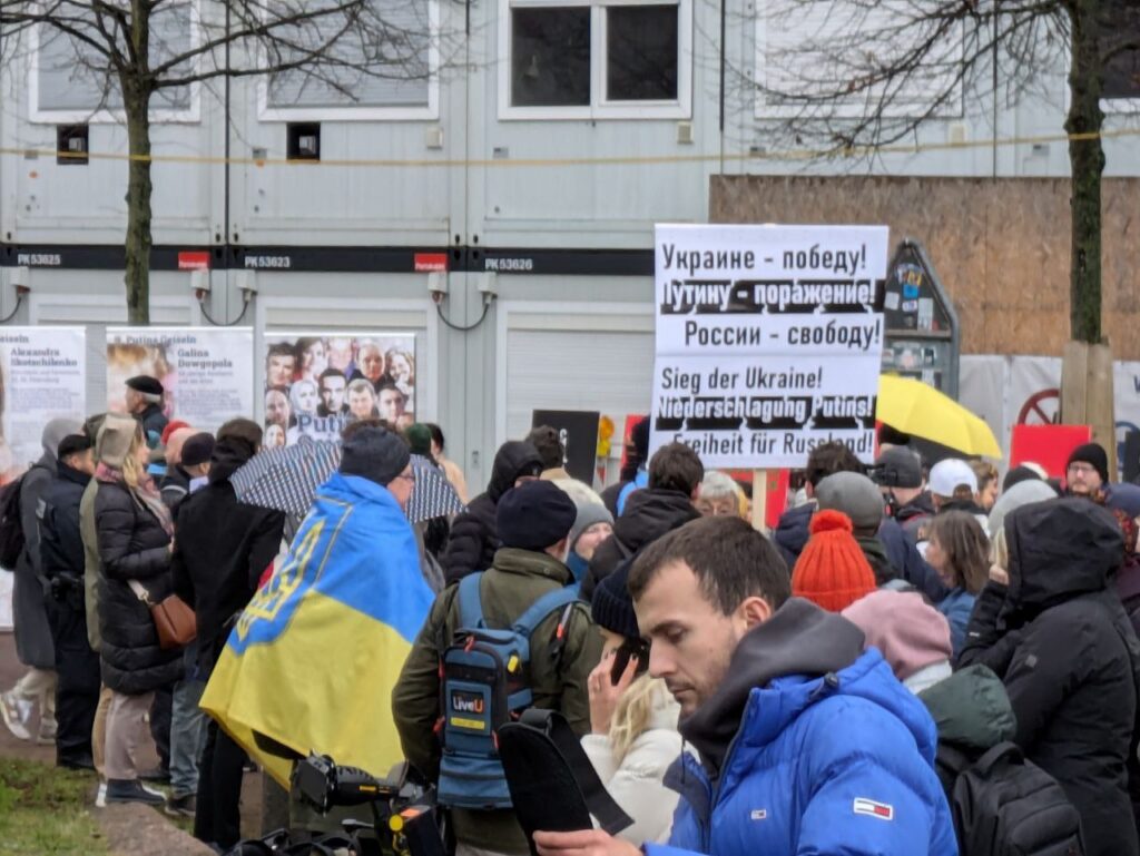 Російська опозиція проводить антивоєнний марш в Берліні - вже виник конфлікт через триколор (ФОТО, ВІДЕО) 16