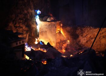 Рятувальники показали наслідки вечірньої ракетної та ранкової дронової атаки росіян на Миколаїв (ФОТО, ВІДЕО)