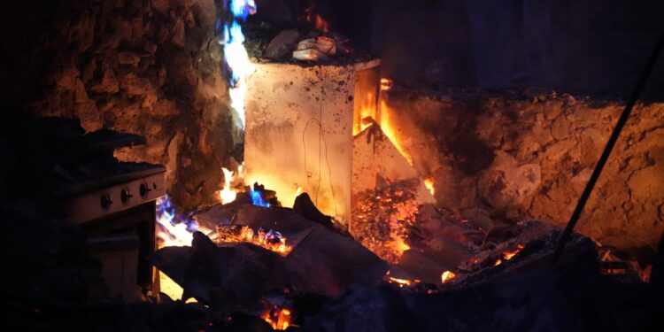 Рятувальники показали наслідки вечірньої ракетної та ранкової дронової атаки росіян на Миколаїв (ФОТО, ВІДЕО)