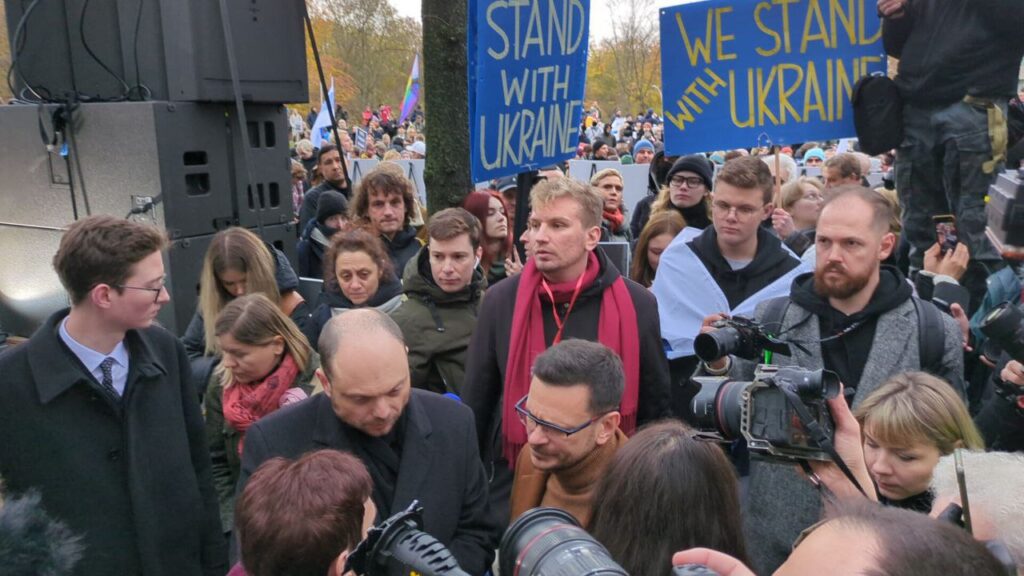 Російська опозиція проводить антивоєнний марш в Берліні - вже виник конфлікт через триколор (ФОТО, ВІДЕО) 18