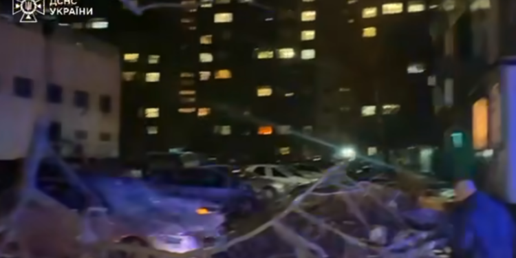 росія вдарила по дев’ятиповерховому будинку в Сумах
