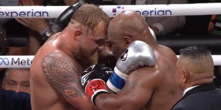 Майк Тайсон у свої 58 протримався всі 8 раундів, але програв Джейку Полу за рішенням суддів (ВІДЕО)