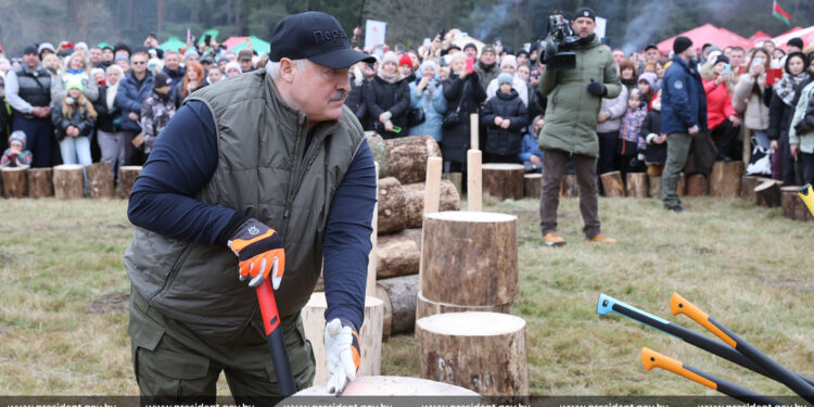 Лукашенко на чемпіонаті з коління дров прокоментував обрання Трампа – треба ділити на 2-3 і Нобеля, якщо заслужить
