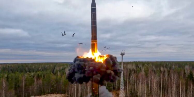 У цього удару не військові цілі – що на Заході кажуть про запуск потужної ракети на Дніпро (ВІДЕО)