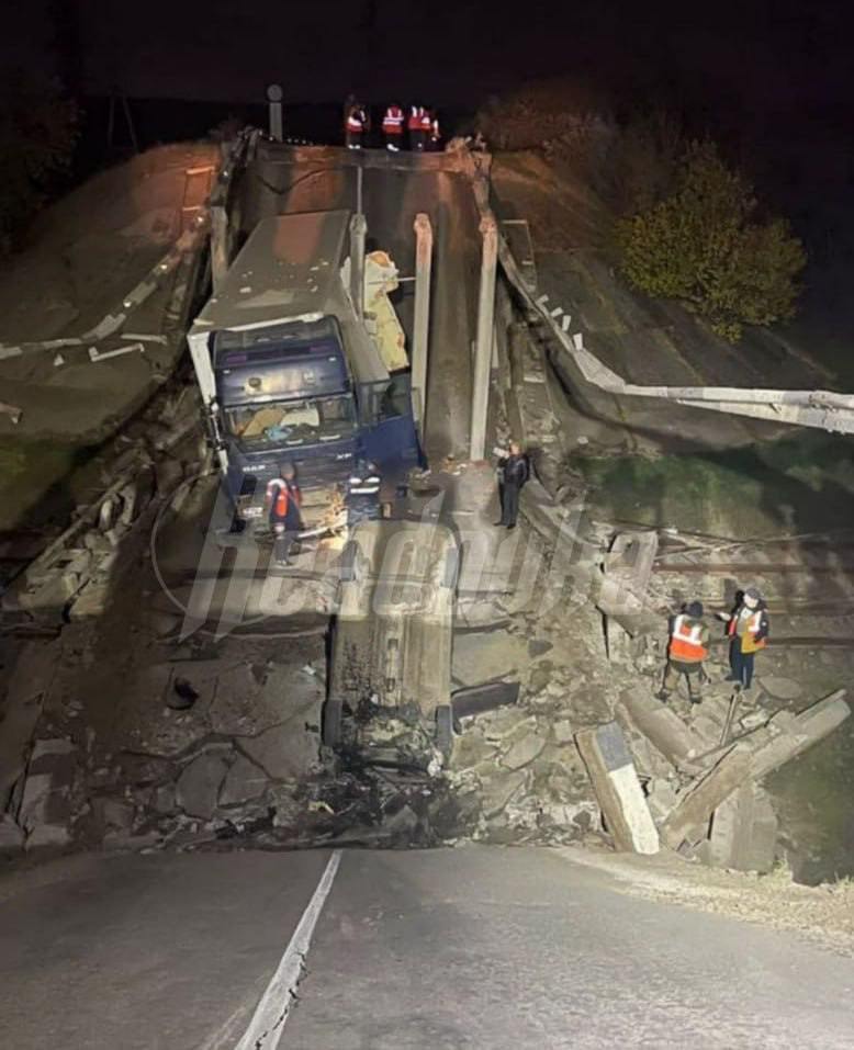 У Джанкойському районі в Криму обвалився міст з фурою (ФОТО) 2