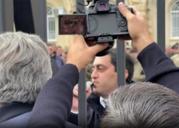 В Абхазії протест проти “інвестиційної угоди” з РФ закидали димовими шашками, лунають постріли (ВІДЕО)