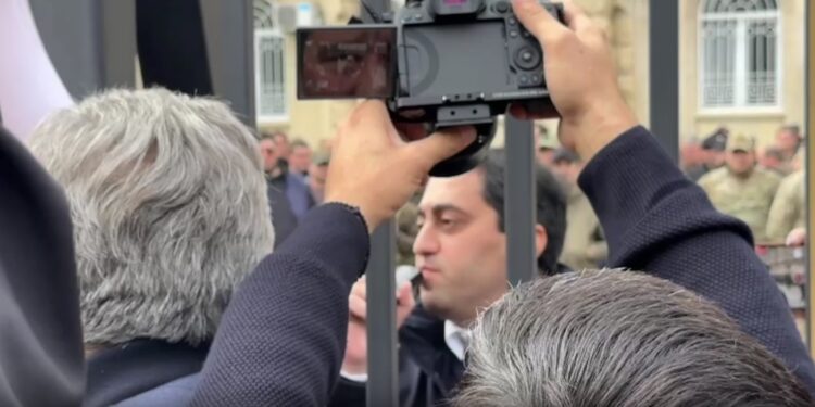 В Абхазії протест проти “інвестиційної угоди” з РФ закидали димовими шашками, лунають постріли (ВІДЕО)