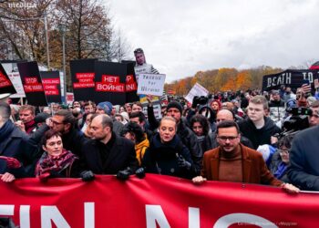 Російська опозиція проводить антивоєнний марш в Берліні – вже виник конфлікт через триколор (ФОТО, ВІДЕО)