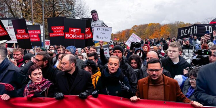 Російська опозиція проводить антивоєнний марш в Берліні – вже виник конфлікт через триколор (ФОТО, ВІДЕО)