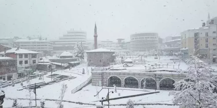 У Туреччині через снігопади закрили школи, є загиблий (ФОТО)