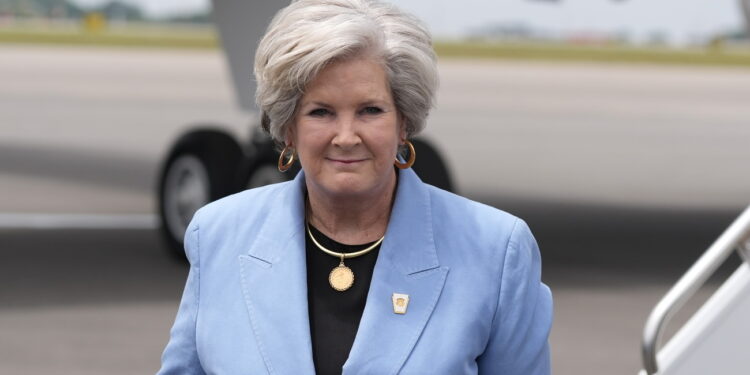 Сірий кардинал. Трамп вперше призначив жінку главою апарату Білого дому. Хто вона