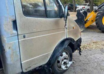 У Миколаєві – черговий випадок вандалізму: невідомі спалили 4 сміттєвих контейнери, постраждало і приватне авто (ФОТО)