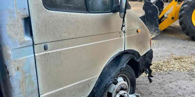 У Миколаєві – черговий випадок вандалізму: невідомі спалили 4 сміттєвих контейнери, постраждало і приватне авто (ФОТО)