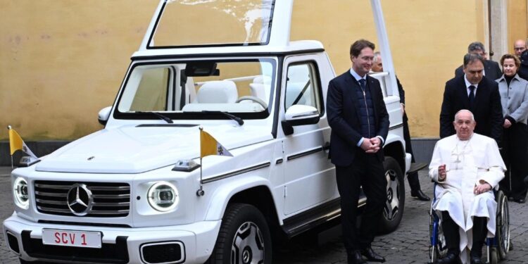 Mercedes подарував Папі Римському новий папамобіль – електричний (ФОТО, ВІДЕО)