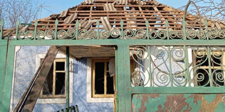 Внаслідок вчорашнього ракетного удару по Вознесенську 5 будинків знищено, 35 пошкоджено. Як вдалось допомогти постраждалим (ФОТО)