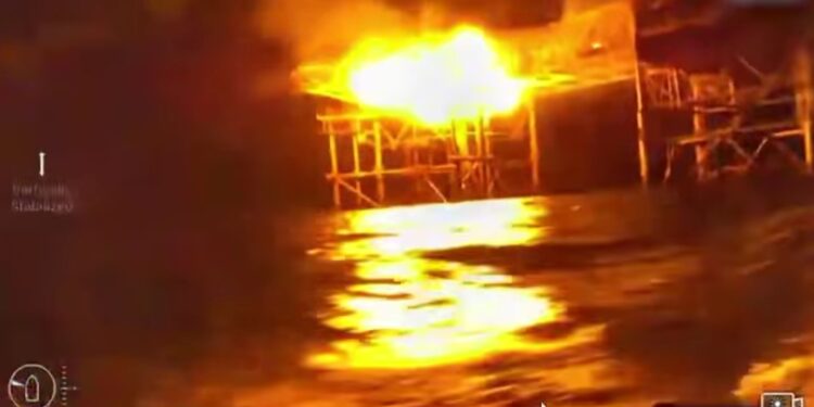 Українські морські дрони завдали ударів по «вишках Бойко», на яких були системи спостереження росіян (ВІДЕО)