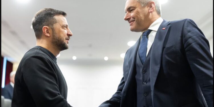 Зеленський в Парижі зустрівся з канцлером Австрії. Говорили про переговори (ВІДЕО)