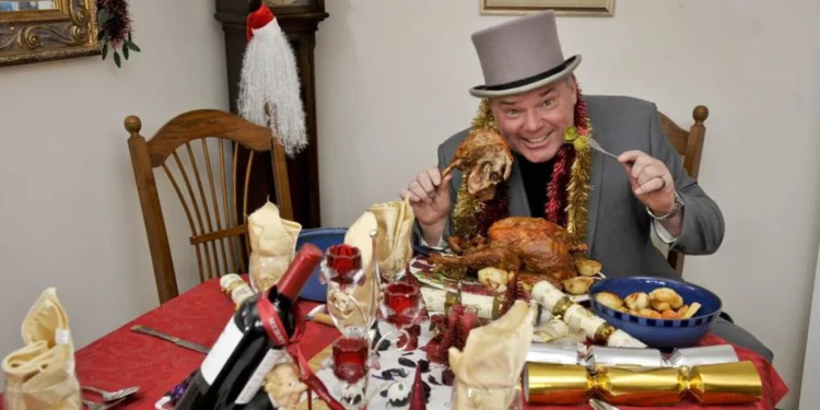 З індичкою і шампанським. Цей британець святкує Різдво щодня вже 31 рік (ФОТО)