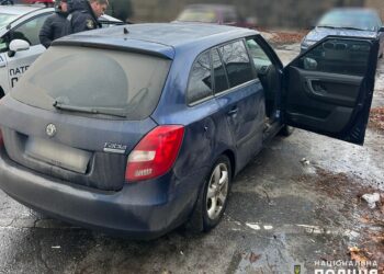 Злочинець на милицях. Поліція зловила під Запоріжжям миколаївського крадія машини одеського таксиста (ФОТО)