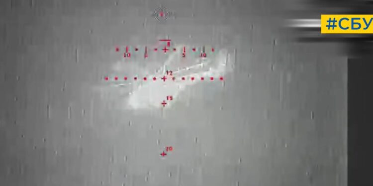 Вони тепер ще й відстрілюються – морські дрони СБУ атакували гвинтокрили РФ, які на них полювали (ВІДЕО)