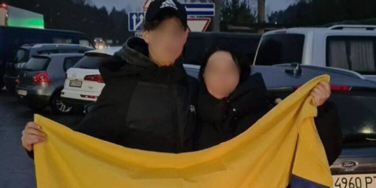 В Україну з окупованої території повернули хлопця, чия мама служить у війську