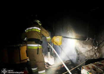 На Миколаївщині минулої доби горіли будинок, госпспоруди та автівка, а у Миколаєві на пожежі діти змогли врятуватись самі