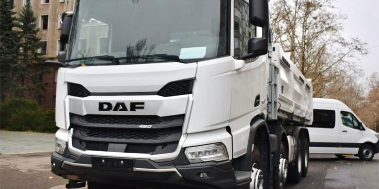 Дві громади Миколаївщини отримали від Нижньої Саксонії сучасні самоскиди (ФОТО)