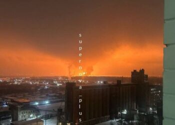 У Брянську горить НПЗ. Кажуть, там справжнє “пекло” (ФОТО, ВІДЕО)