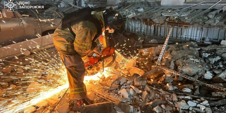 Наслідки вчорашнього російського удару по Запоріжжю: кількість загиблих зросла до 6, кількість постраждалих – до 22