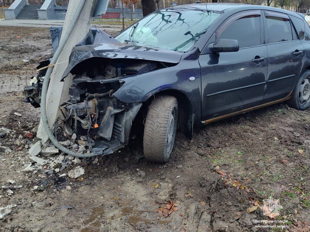 У Миколаєві п’яний водій на Mazda врізався в стовп (ФОТО) 2